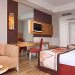 מלון Orange Palace 5*